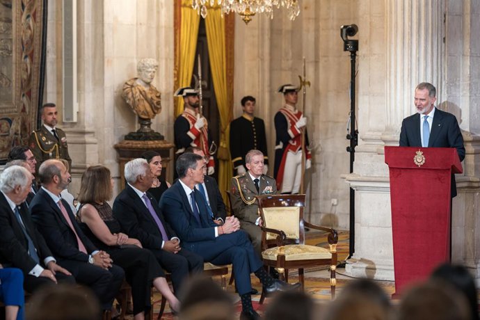 El Rey Felipe VI (d) preside el acto del XL aniversario de la firma del Tratado de Adhesión de España a las Comunidades Europeas, en el Palacio Real, a 12 de junio de 2025, en Madrid (España). La ceremonia recuerda el histórico acuerdo firmado el 12 de ju
