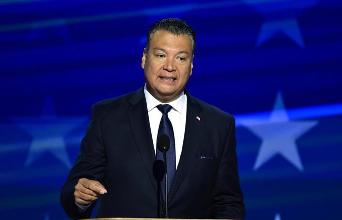 Archivo - El senador demócrata por California Alex Padilla