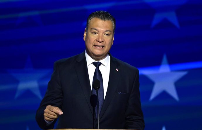 Archivo - Arquivo - 22 de agosto de 2024, Chicago, Illinois, EUA: O senador dos Estados Unidos Alex Padilla (Democrata da Califórnia) faz comentários no quarto dia da Convenção Nacional Democrata de 2024 no United Center em Chicago, Illinois, EUA, na quin