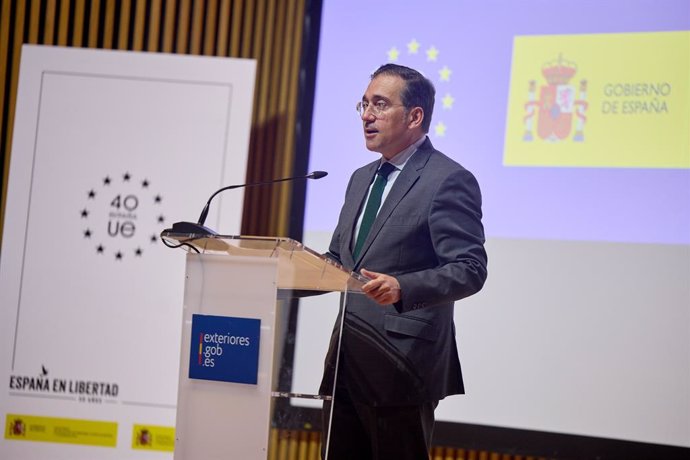 Albares inaugura os eventos que comemoram a entrada da Espanha na Europa para "reafirmar os valores democráticos".