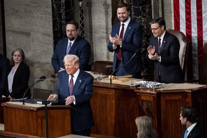 Archivo - March 4, 2025, Washington, District Of Columbia, USA: President DONALD TRUMP speaking, with Vice President J.D. VANCE and House Speaker MIKE JOHNSON (R-LA) in the background, at a joint session of Congress at the U.S. Capitol in Washington, D.C.