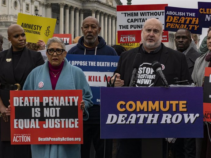 Archivo - December 10, 2024, Washington, District Of Columbia, USA: Advocates for ending the death penalty join Rep.AYANNA PRESSLEY (D-MA) in calling for President Biden to use his clemency authority to commute the death sentences of the 40 individuals on