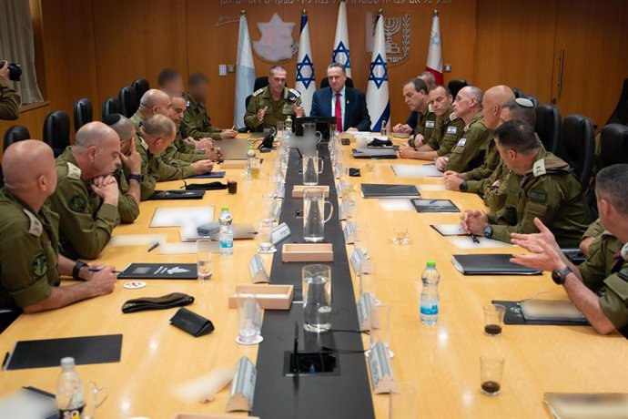 El ministro de Defensa israelí, Israel Katz, junto a altos mandos militares del país