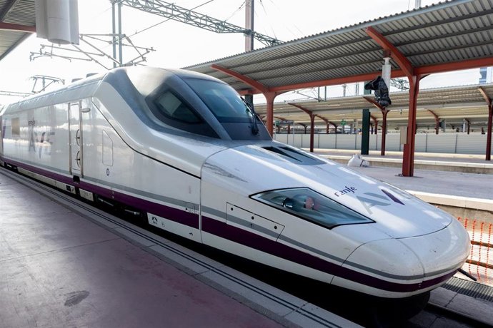 Archivo - Un tren de Renfe en la estación de Chamartín-Clara Campoamor, Madrid