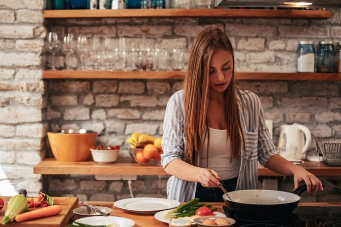 Archivo - Mujer cocinando