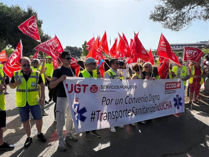 Trabajadores del transporte sanitario protestan ante el Palacio de Congresos de Albacete para pedir una mejora laboral