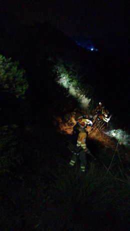 Bomberos sofocan un conato de incendio forestal en Cabo Tiñoso, en Cartagena (Murcia)