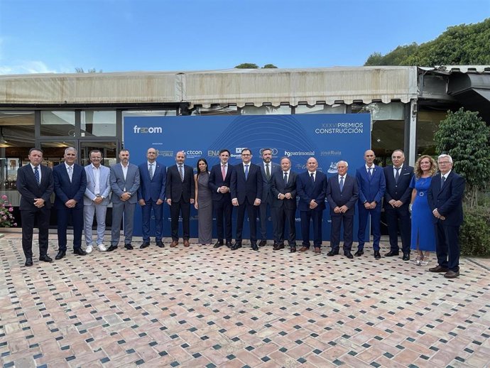 El Consejero De Fomento E Infraestructuras, Jorge García Montoro, Acompañado Del Presidente De Frecom, José Hernández, El Presidente De Croem, Miguel López Abad, Y Los Premiados En Esta Edición.