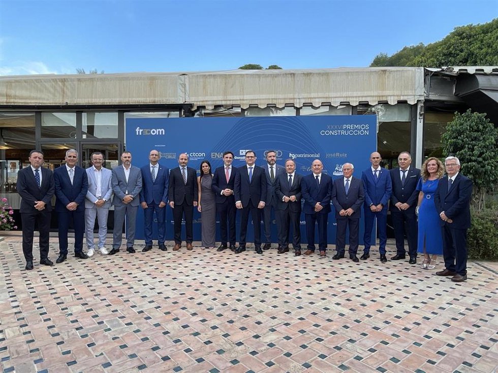 El Consejero De Fomento E Infraestructuras, Jorge García Montoro, Acompañado Del Presidente De Frecom, José Hernández, El Presidente De Croem, Miguel López Abad, Y Los Premiados En Esta Edición.