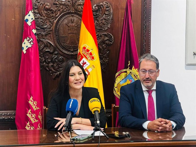 El director general de Ordenación del Territorio y Arquitectura, Javier Rollán, junto a la edil de Urbanismo de Lorca, María Hernández, durante la rueda de prensa sobre la adjudicación de la cartografía digital del municipio