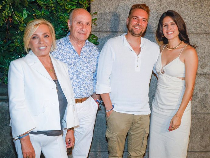 José María Almoguera celebra su cumpleaños junto a Carmen Borrego, José Carlos Bernal y María "La Jerezana" en un conocido restaurante de la capital