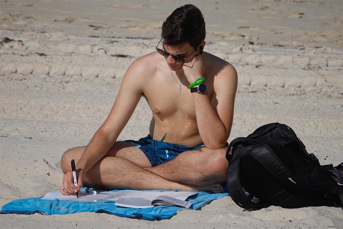 Un hombre en la playa. Pontevedra, Galicia (España).