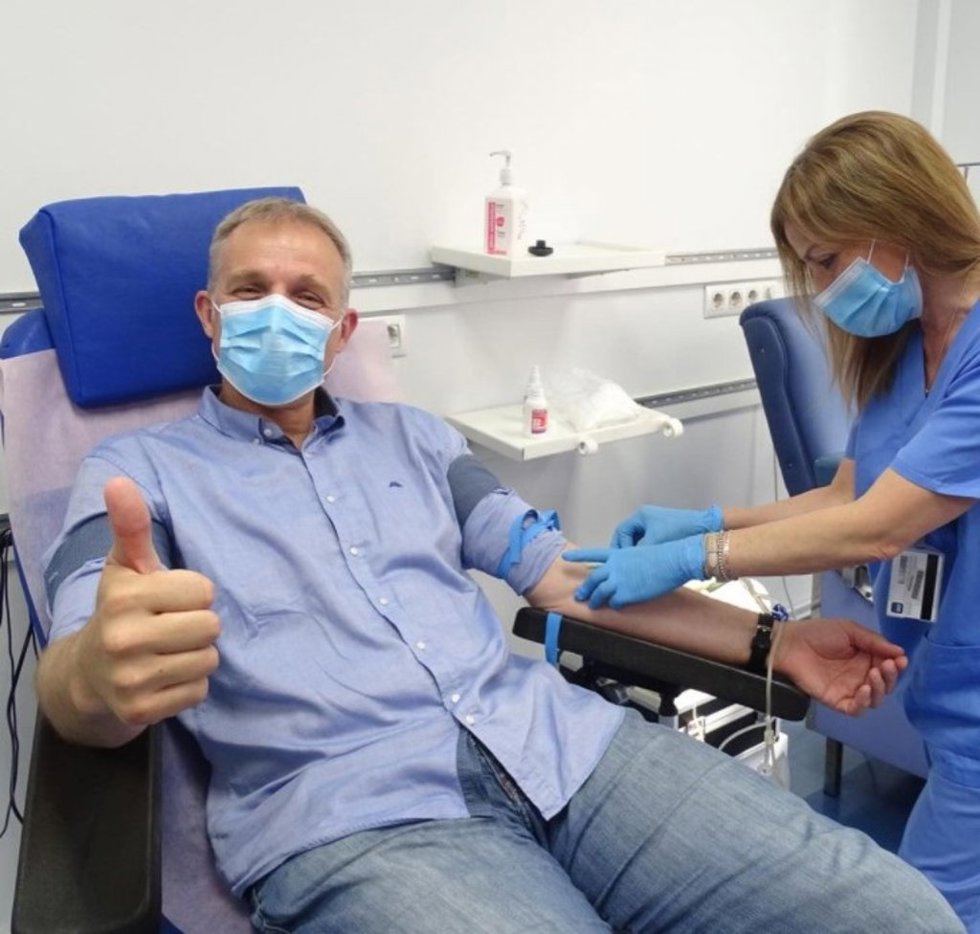 Una persona dona sangre