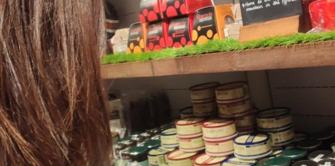 Una mujer comprando en un supermercado