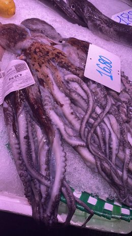 Imagen de archivo.- Pulpos en un puesto de la Plaza de la Esperanza