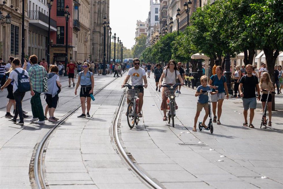 Archivo - La avenida de la Constitución se llena de turístas
