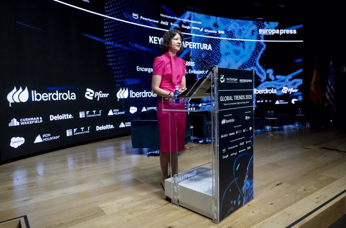 La Encargada de negocios A.I. en la Embajada de EE. UU en España, Rian Harris, interviene durante la segunda jornada de  la 3ª edición de ‘Global Trends’, en el Auditorio El Beatriz, a 13 de junio de 2025, en Madrid (España). Europa Press y American Chamb