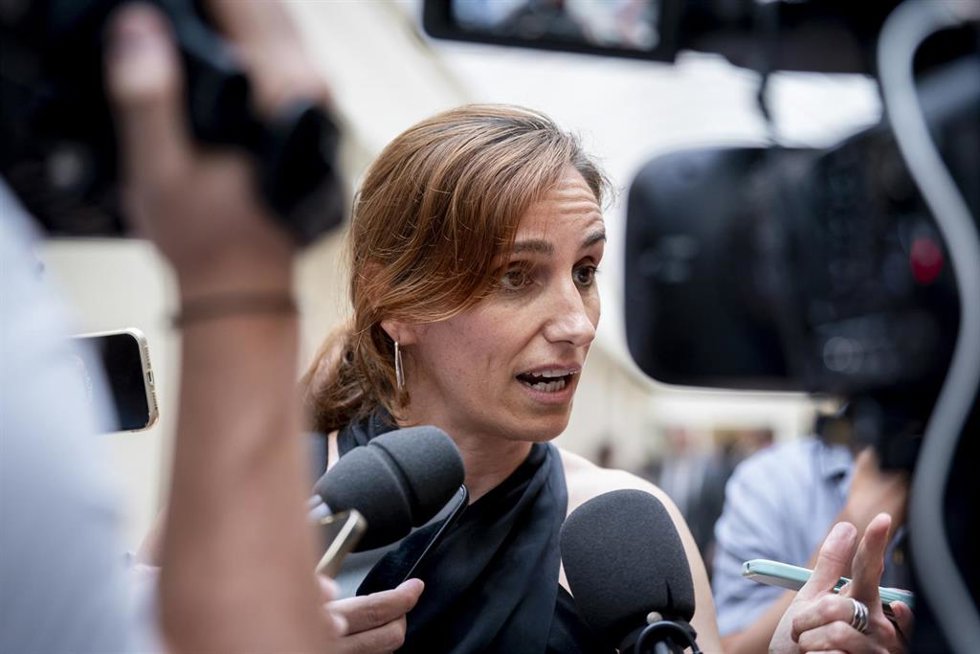 La ministra de Sanidad, Mónica García, atiende a los medios de comunicación tras una sesión de control al Gobierno en el Senado, a 10 de junio de 2025, en Madrid (España).