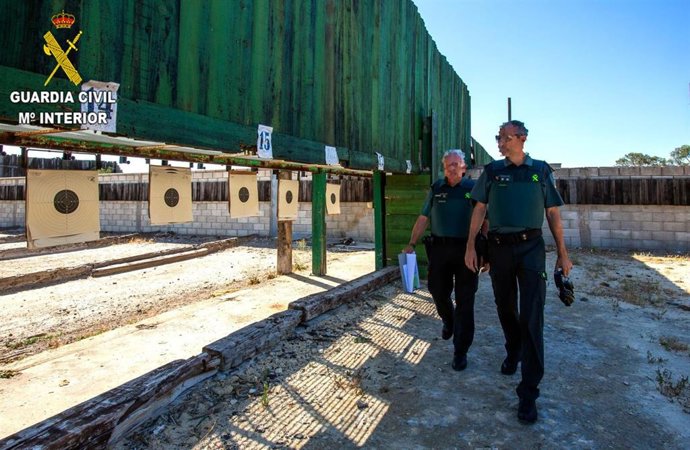 Agentes de la Guardia Civil de Cádiz en un operativo contra informes médicos fraudulentos