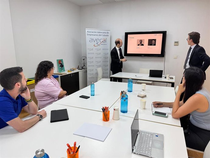Cuatrecasas y Avecal abordan los cambios normativos en propiedad industrial y aspectos fiscales aplicables al calzado