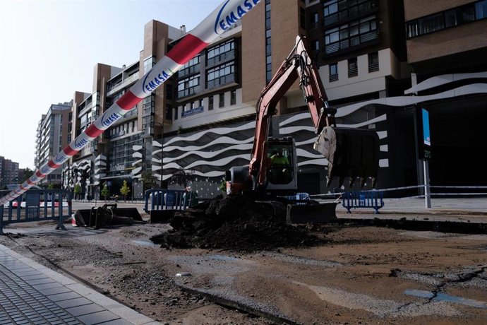Una máquina excavadora realiza trabajos en la avenida de la Aurora para arreglar una tubería de agua de Emasa en una imagen de archivo 
