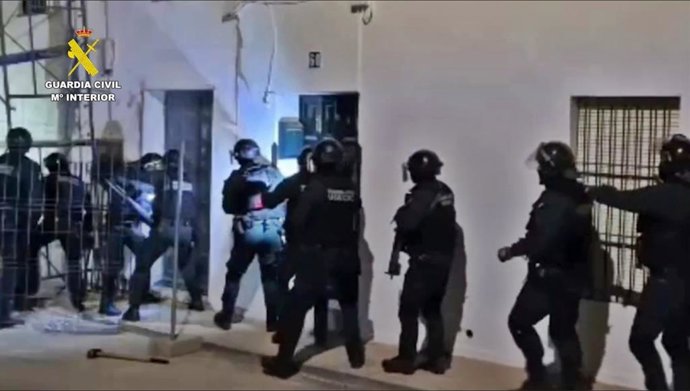 AGentes de la Guardia Civil entran en unas de sus viviendas