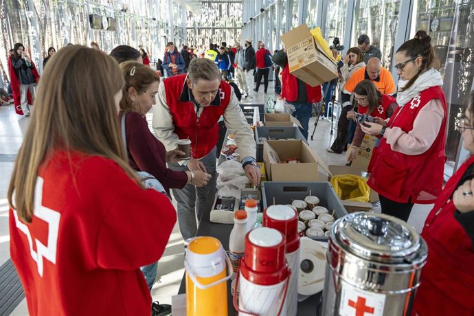 Archivo - La Cruz Roja atiende a varias personas durante el apagón, en Cuenca, Castilla-La Mancha (España).