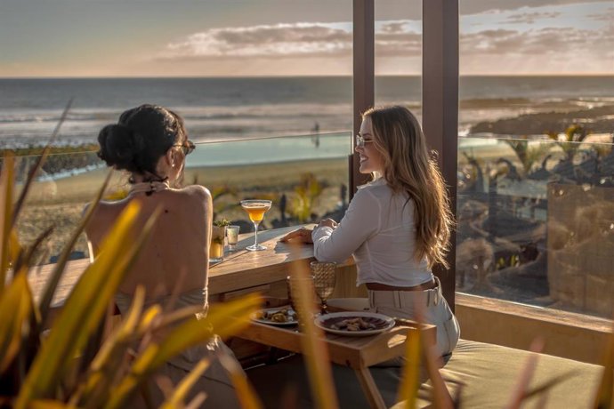 Un momento del atardecer desde una de las terrazas del recién reformado restaurante El Senador, en Maspalomas (Gran Canaria), que abraza el concepto 'beach house'