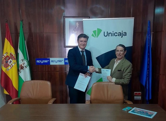 El director de Zona de Málaga Interior de Unicaja, Manuel Artacho, y el presidente de Apymer, Francisco Javier Vázquez, han firmado el acuerdo.