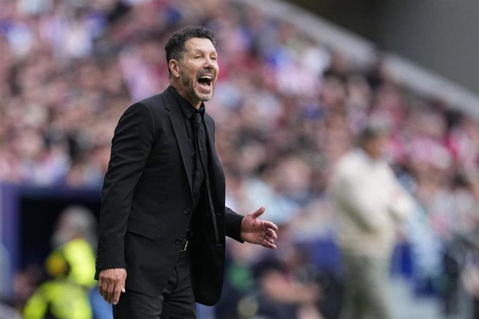 Diego Pablo Simeone da instrucciones durante un partido del Atlético de Madrid