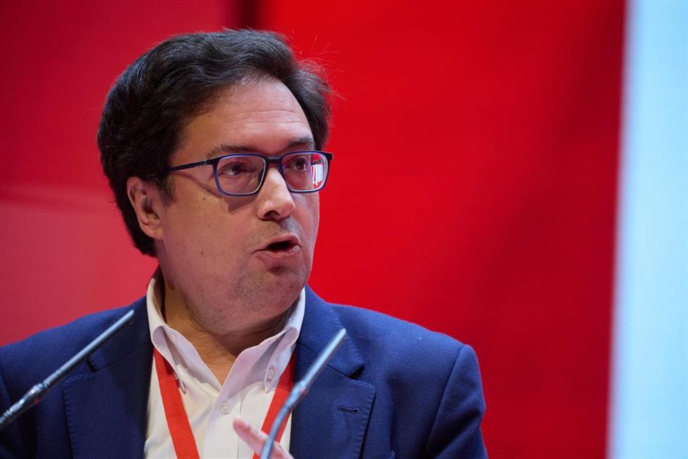Archivo - El secretario general del PSOE-M y ministro para la Transformación Digital y de la Función Pública, Óscar López, interviene durante el 15 Congreso Regional del PSOE-M, en la Universidad Carlos III, a 1 de febrero de 2025, en Leganés, Madrid (