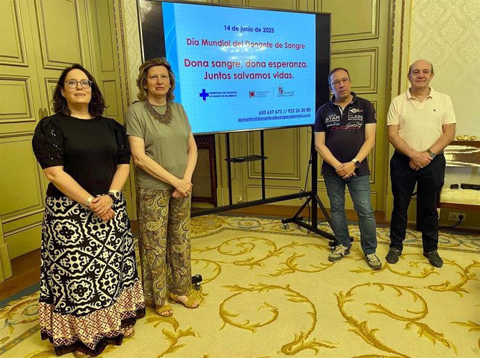 Tres miembros de la Hermandad de Donantes de Sangre junto a la concejala Vega Villar.