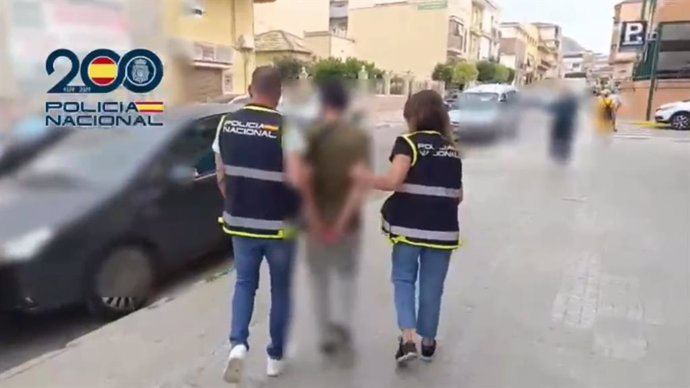 Imagen de espaldas del detenido acusado de cometer once agresiones sexuales a mujeres en Elda y Petrer