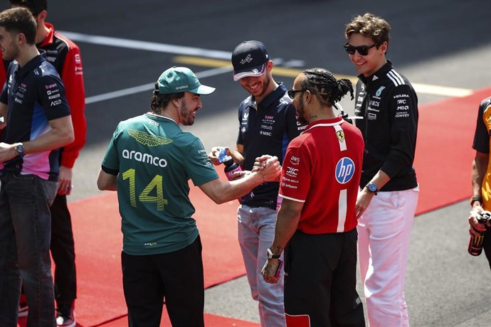 Archivo - Fernando Alonso y Lewis Hamilton se saludan ante la mirada de Pierre Gasly y George Russell en el Gran Premio de China