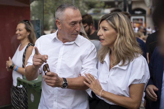 Archivo - La vicepresidenta y ministra de Trabajo, Yolanda Díaz, y el portavoz de Compromís en Les Corts, Joan Baldoví,  en la Plaza del Ayuntamiento de Valencia