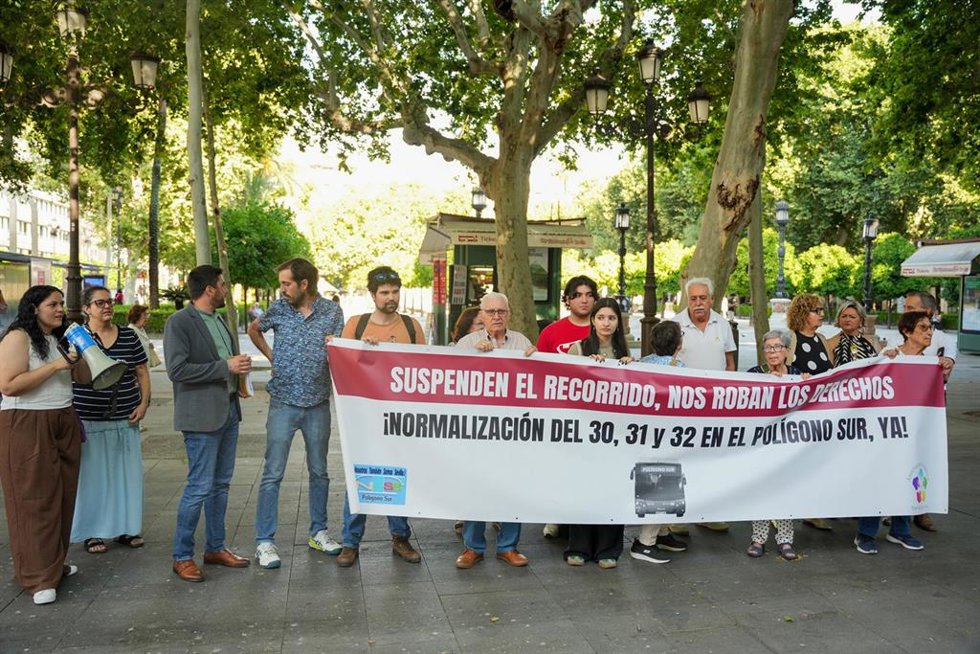 Concentración vecinal ante el Ayuntamiento por la limitación de las líneas de Tussam por el Polígono Sur