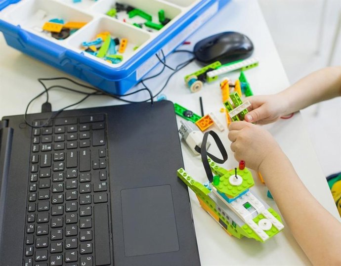 Archivo - Actividad virtual, juego, niños, escolares