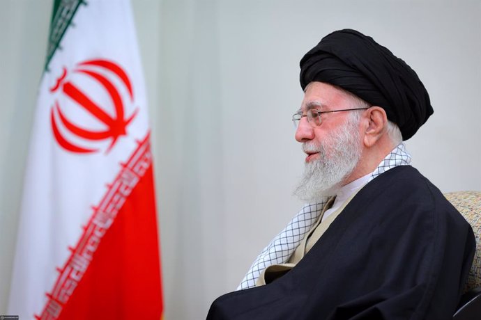 Archivo - El líder supremo de Irán, el ayatolá Alí Jamenei, durante un acto oficial en Teherán (archivo)
