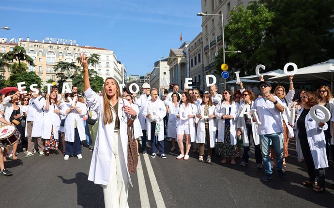 Un grupo de médicos con batas blancas se manifiestan, durante una huelga general convocada por la Confederación Española de Sindicatos Médicos (CESM) y el Sindicato Médico Andaluz (SMA), a 13 de junio de 2025, en Madrid (España). La huelga ha sido convoca