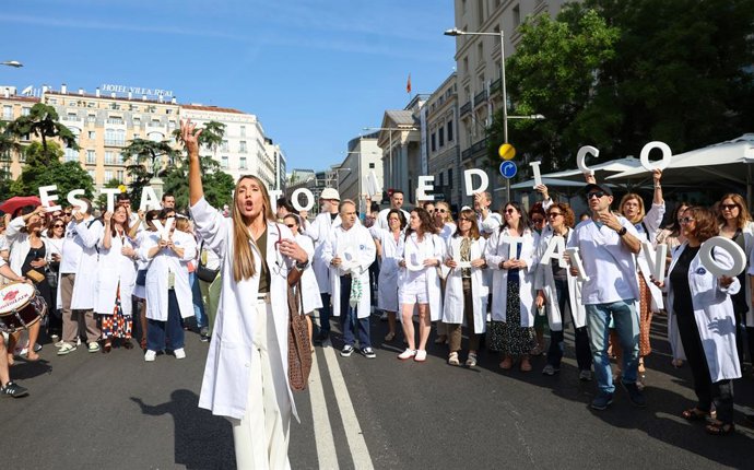 Um grupo de médicos com jalecos brancos se manifesta durante uma greve geral convocada pela Confederação Espanhola de Sindicatos Médicos (CESM) e pelo Sindicato Médico Andaluz (SMA) em 13 de junho de 2025 em Madri, Espanha. A greve foi convocada