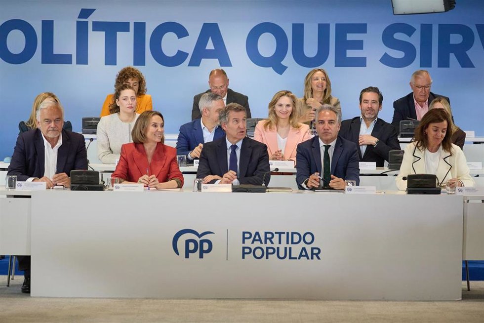 Archivo - El Vicesecretario general Institucional del Partido Popular, Esteban González Pons, la secretaria general del PP, Cuca Gamarra, el presidente del PP, Alberto Núñez Feijóo, el Vicesecretario General de Política Autonómica y Municipal y Análisis