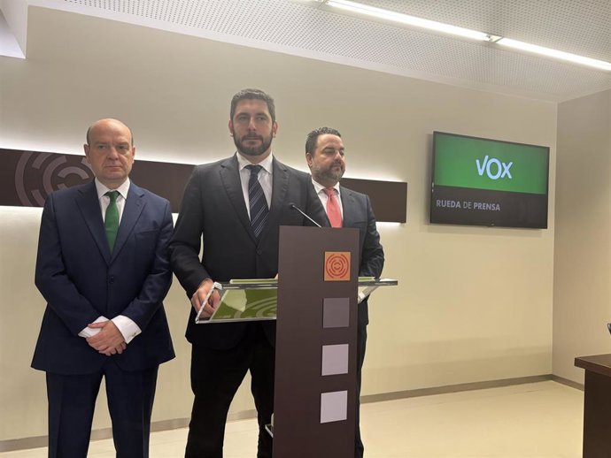 El portavoz de Vox en las Cortes de Aragón, Alejandro Nolasco, y los diputados Santiago Morón y David Arranz.