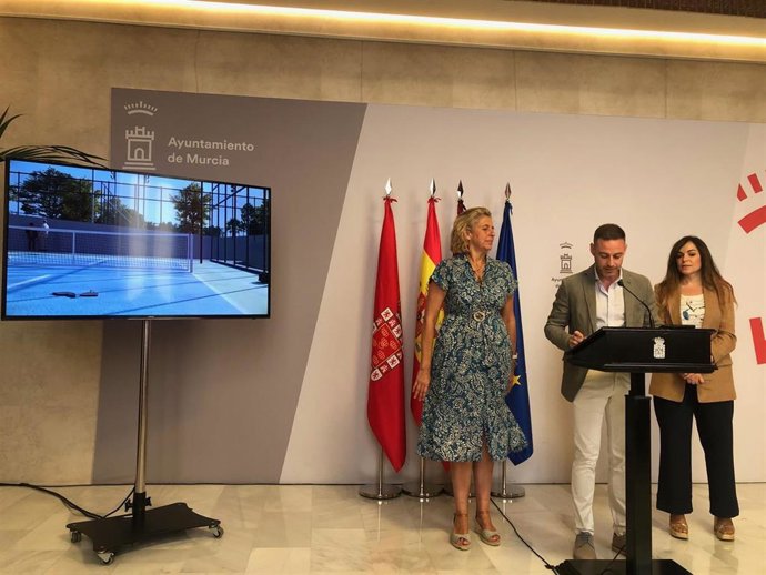 El concejal de Deportes, Miguel Ángel Noguera, junto a las concejalas Mercedes Bernabé y Rebeca Pérez, explica las obras de la la Ciudad del Tenis Carlos Alcaraz en Murcia