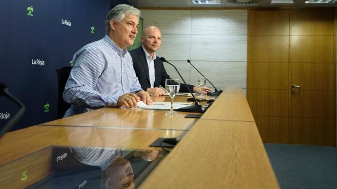El consejero de Cultura, Turismo, Deporte y Juventud, José Luis Pérez Pastor, y el subdirector general de Cooperación Internacional y Centros en el Exterior, Rodrigo Teijeiro, presentan el nuevo programa ‘También Riojanos’