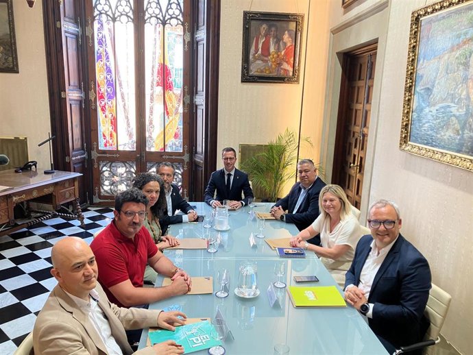 El presidente del Consell de Mallorca, Llorenç Galmés, con los portavoces de los diferentes grupos de la institución insular.