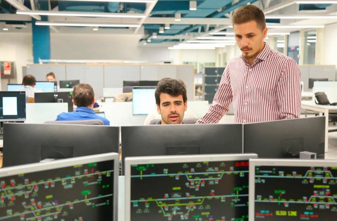 Indra anuncia que busca más de 2.400 profesionales tecnológicos, con el negocio de la defensa como principal destino.