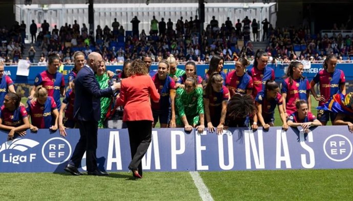 Rafael Louzán y Beatriz Álvarez entregan al FC Barcelona su trofeo de campeón de la Liga F 2024-25