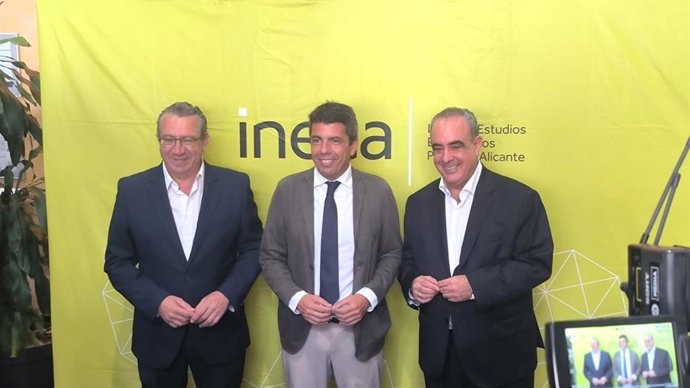 El presidente de la Diputación de Alicante, Toni Pérez (i); el 'president' de la Generalitat, Carlos Mazón (c), y el presidente de Ineca, Nacho Amirola (d)
