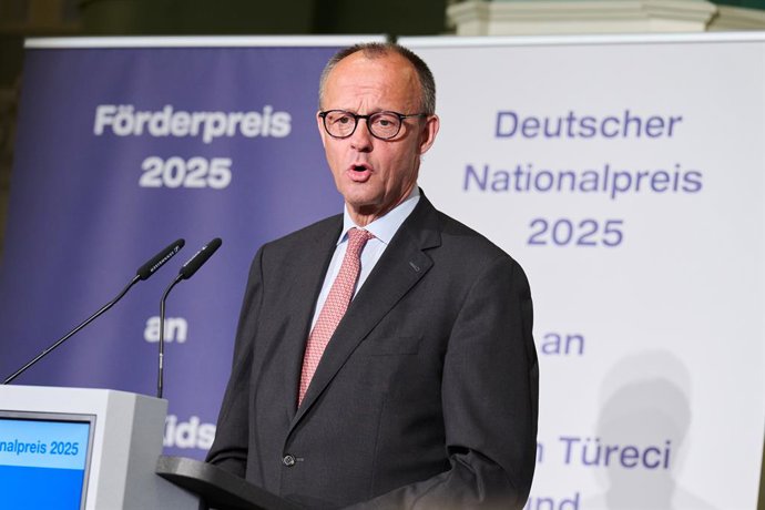 10 de junho de 2025, Berlim: O chanceler alemão Friedrich Merz faz o discurso de louvor na cerimônia de entrega do Prêmio Nacional Alemão, concedido aos professores O. Tuereci e U. Sahin. A Fundação Nacional Alemã concede o prêmio a indivíduos que
