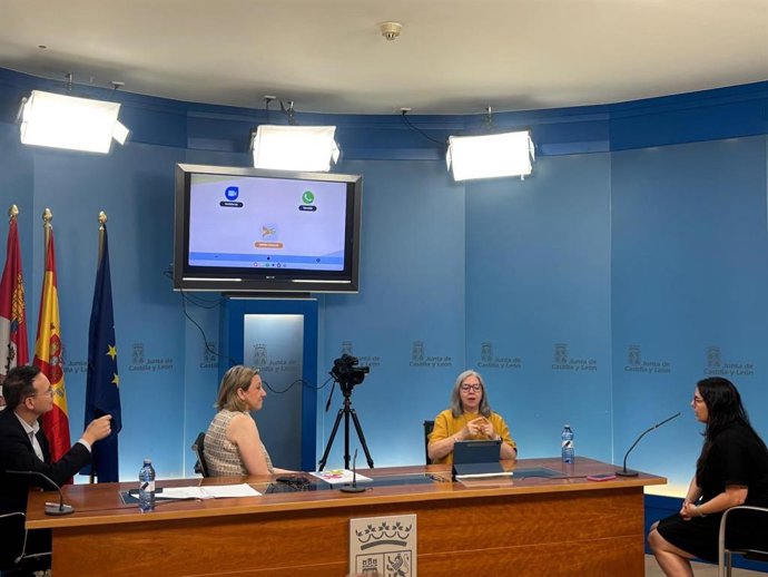 La vicepresidenta de la Junta, Isabel Blanco, y la presidenta de la Federación de Personas Sordas en Castilla y León, María Rosa Galván, en la presentación de la nueva aplicación para facilitar el acceso a servicios específicos para las personas sordas